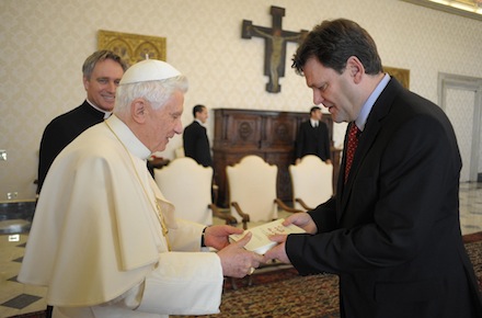 POPE BENEDICT RECEIVES HIS NEW BOOK FROM GERMAN JOURNALIST  PETER SEEWALD