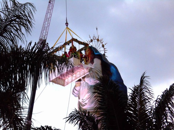 Perlu naik sebuah crane agar proses pericikan air suci di bagian kepala patung bisa dilakukan oleh Usup Agung Keuskupan Agung Semarang Mgr. Johannes Pujasumarta. (Stevanus Hardiyarso)