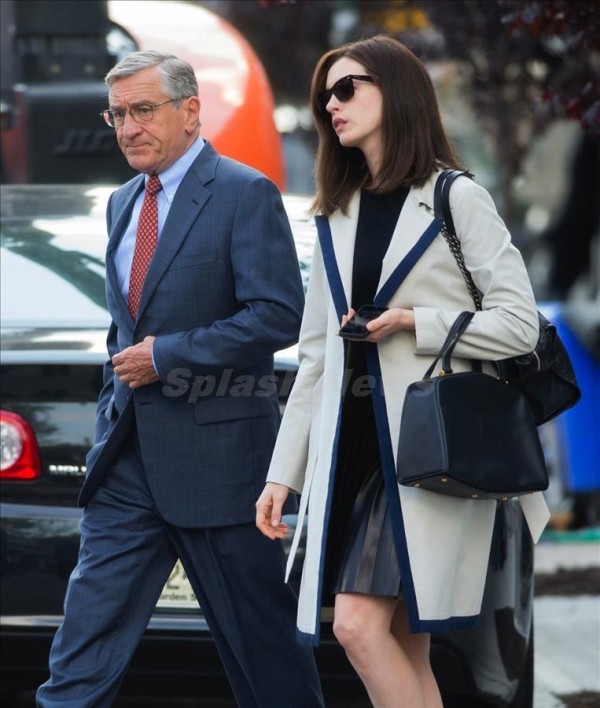 Anne Hathaway and Robert DeNiro seen filming "The Intern" in NYC. Pictured: Robert De Niro and Anne Hathaway Ref: SPL827937 260814 Picture by: Ron Asadorian / Splash News Splash News and Pictures Los Angeles:310-821-2666 New York: 212-619-2666 London: 870-934-2666 photodesk@splashnews.com 