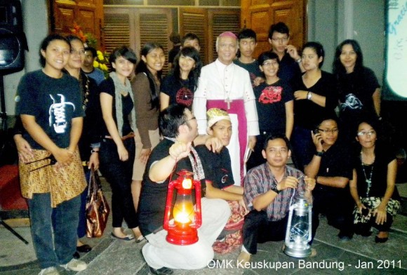 Mgr Puja dan OMK Bandung