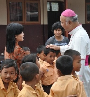 Mgr-Puja-dan-anak-anak-sekolah-berkati