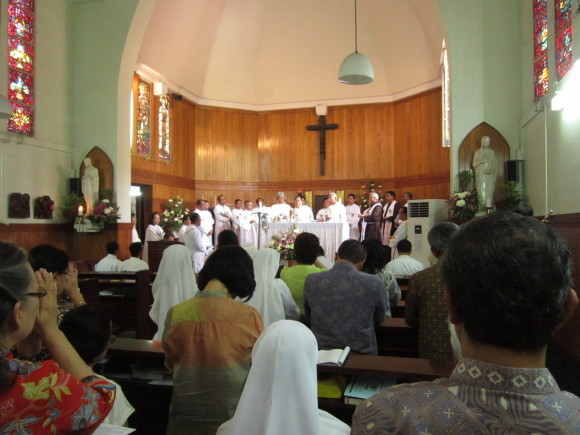 foto misa Mgr narka-5 imam purwokerto diminta maju altar -3