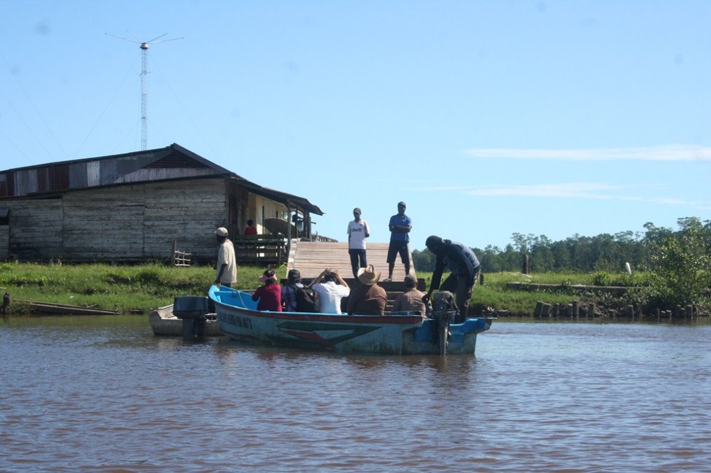 naik kapal perahu kayu di agats