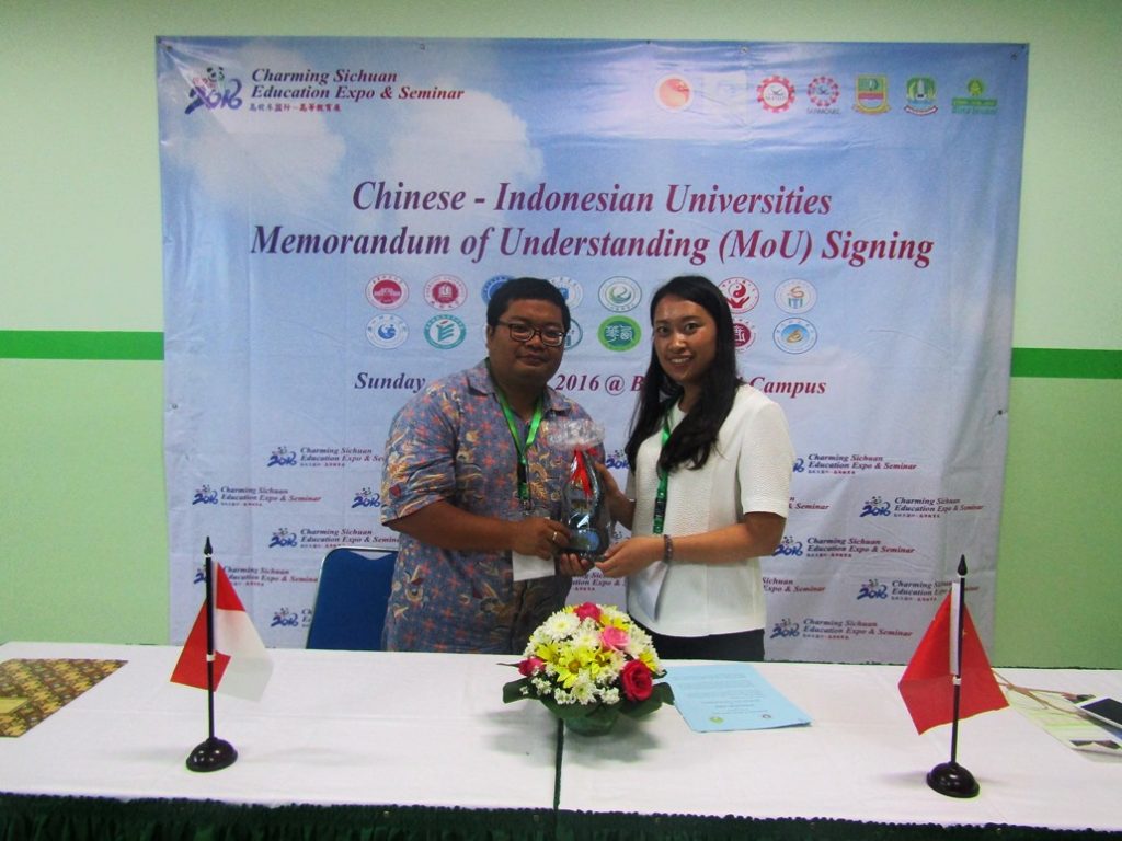  David Maharya Ardiantara Direktur Pengembangan dan Kerjasama Politkenik St. Paulus, Surakarta dan Zhang Dongye dari International Division Universitas Chengdu, Tiongkok. 