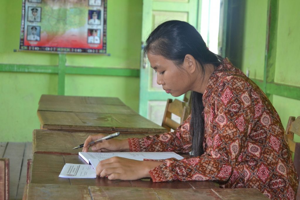 SUKARELAWAN PIONIR – Satu di antara calon ibu guru yang siap mengabdikan diri sebagai pionir di Sekolah Menengah Agama Katolik Santo Thomas Terentang. Bersiap menghadirkan secercah terang bagi sesama melalui pendidikan. (Severianus Endi)  