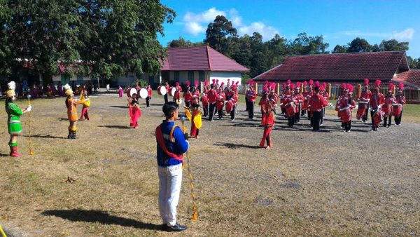 Atraksi drum band siswa Seminari Nyarumkop