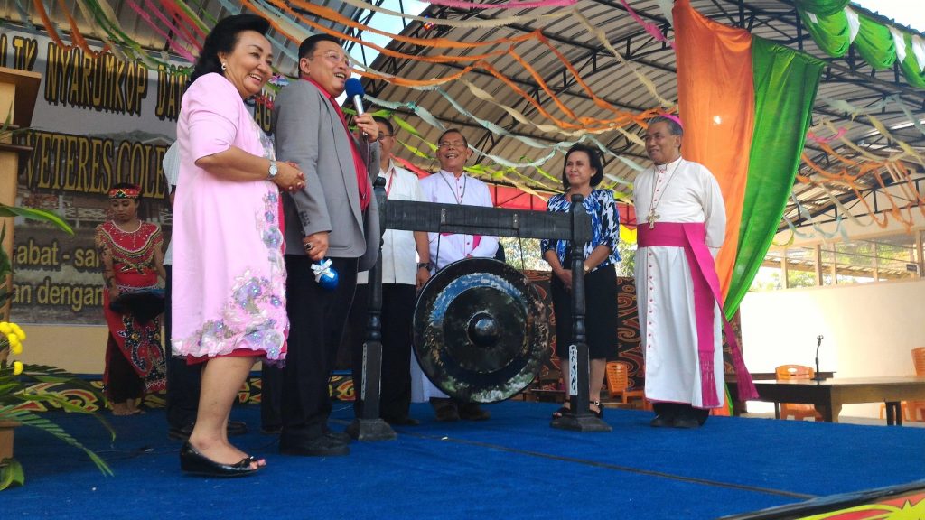 Gubernur Kalbar Drs. Cornelis, MH memukul gong sebagai tanda dibukanya kegiatan  disaksikan Uskup Agung Keuskupan Pontianak Mgr. Agustinus Agus, Ketua Komisi Pendidikan KWI sekaligus Uskup Keuskupan Padang Mgr. Martinus D. Situmorang selaku ketua panitia acara.