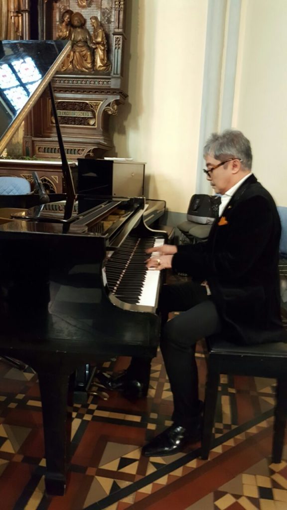 Produk adiluhung rancangan adibusana dan piano adalah dua hal penting dalam keseharian perancang Indonesia kelas dunia: Harry Darsono. Meski hidup di kalangan sosialita dan fashionista, namun Harry Darsono menyempatkan diri hadir mempersembahkan hadiahnya berupa dentingan musik partitur piano untuk pasangan Paul dan Pieneke Mariana Sutandi yang genap merayakan HUT ke-50 Perkawinan Emas mereka. (Dok. Keluarga)