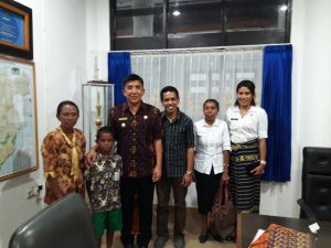 Foto bersama guru, RD. Ino dan Bupati 