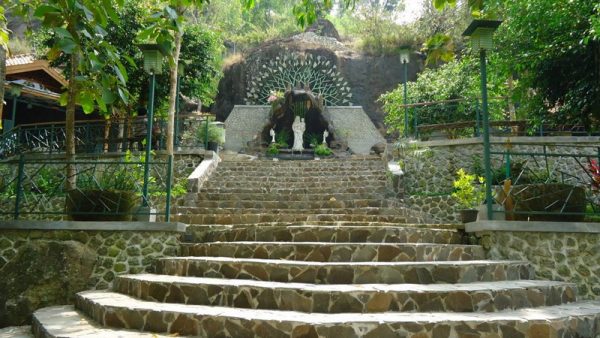 Gua Maria Giriwening di Sengon Kerep, Desa Sampang, Kab. Gunung Kidul, DIY.