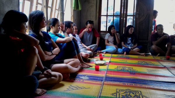 Rombongan Caritas Keuskupan Agung Pontianak (KAP) tengah berwawan hati dengan warga masyarakat di kampong Serong. (Br. Kris Tampajara MTB)