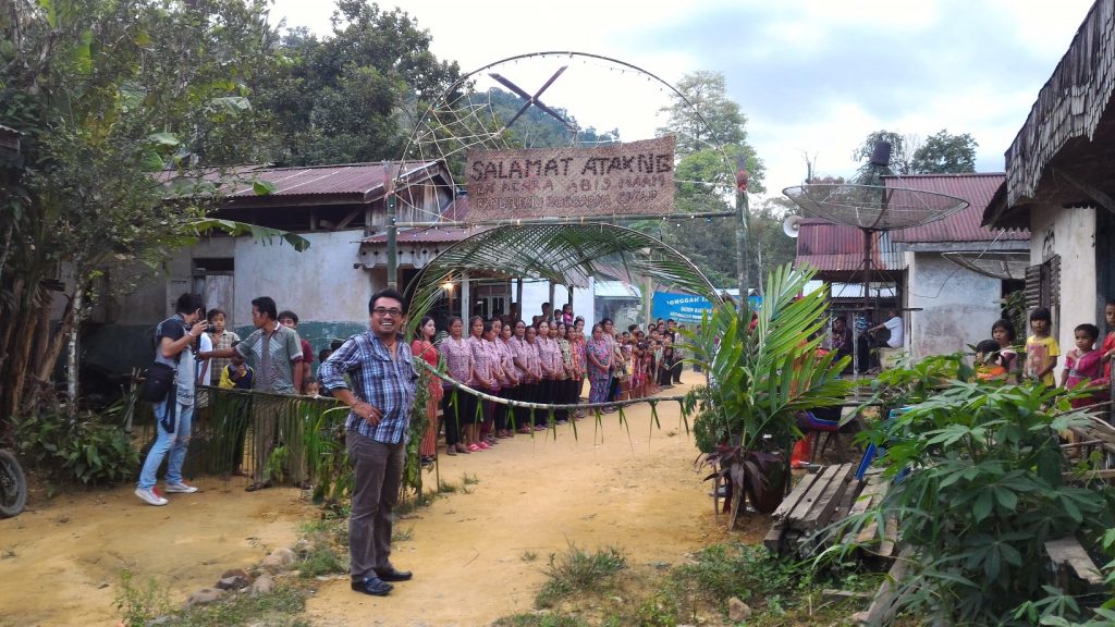 Pastor Bagara sedang menunggu rombongan Caritas KAP untuk diajak bergabung dalam acara seeiominal penerimaan tamu secara adat di kampng Batu Raya. (Br. Kris Tampajara MTB)