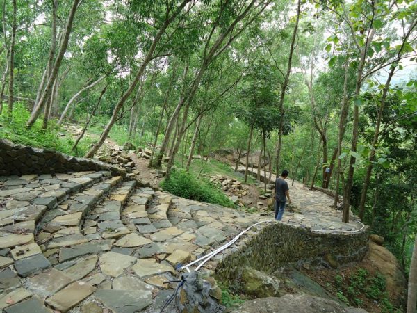 Via Crucis di jalan menuju Gua Maria Giriwening. (Ist)