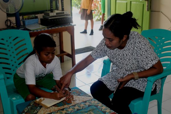 Christin dengan guru pendampingnya.