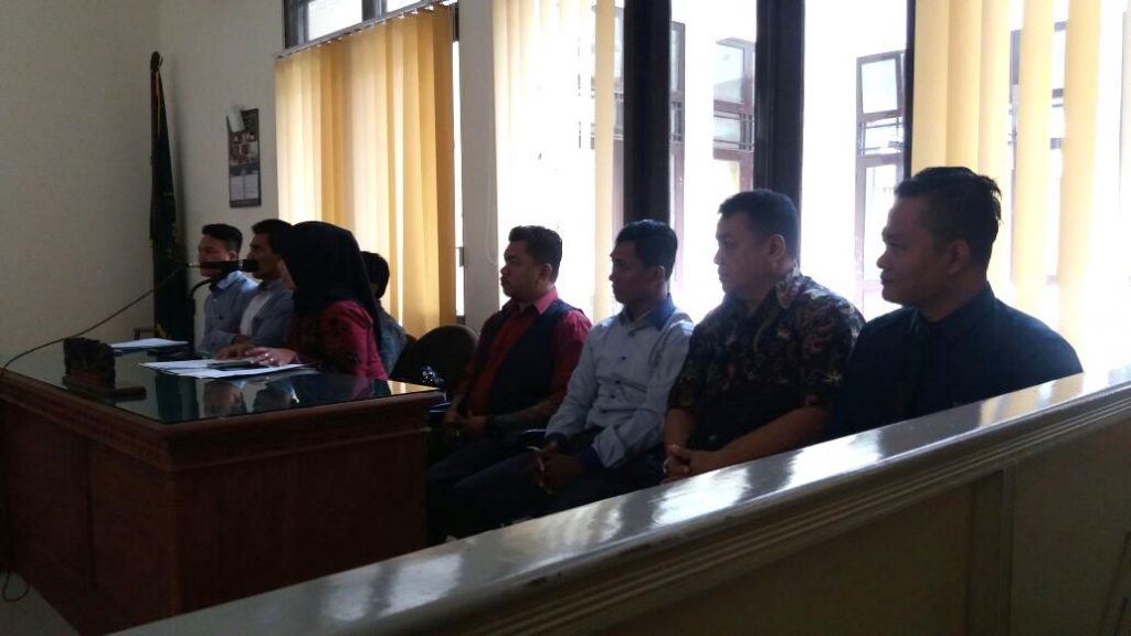 Perempuan berljilbab mewakili Pemda Kabupaten Gunungkidul, sementara pria berbatik mewakili pihak penggugat dari LBH Baskara milik Muhammadiyah Yogyakarta. 