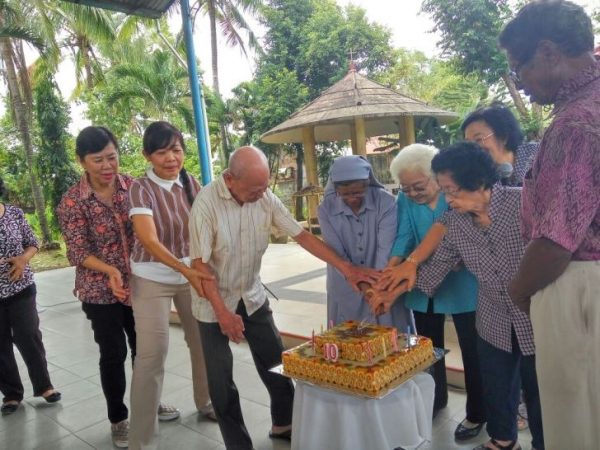 potong-kue-lansia