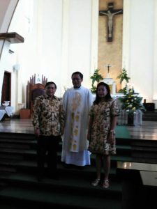 pasutri-m-s-nugroho-bersama-pastor-paroki