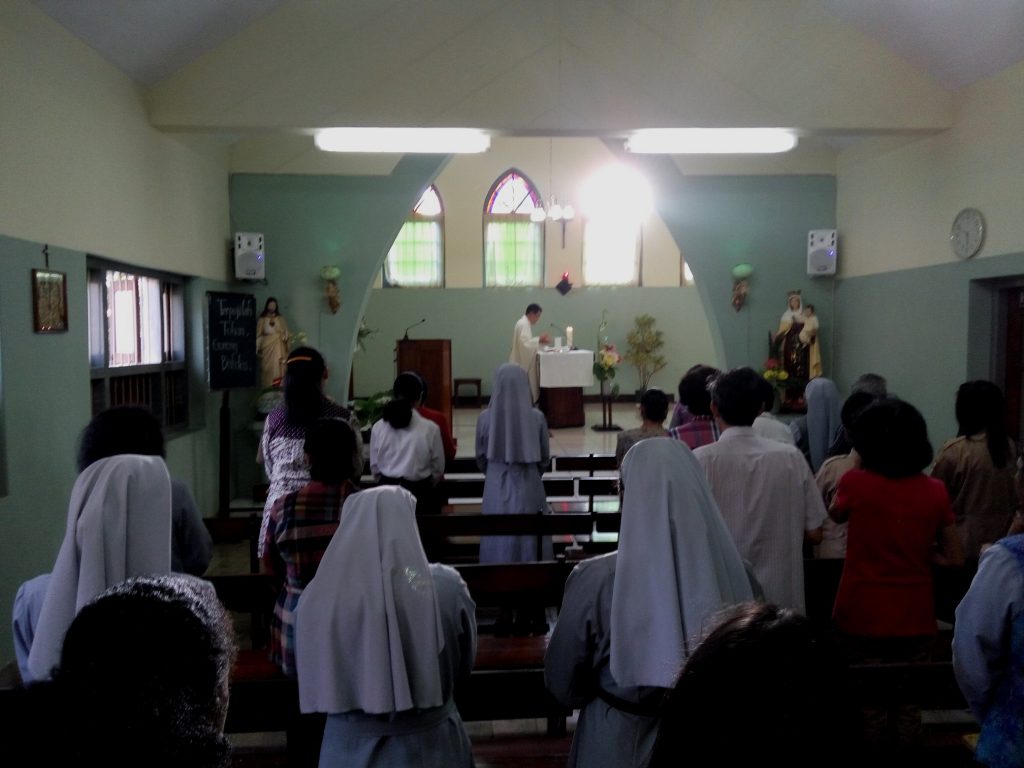 Perayaan ekaristi harian setiap pagi pukul 05.45 WIB di Kapel Biara Rubiah Karmelites "Flos Carmeli" di Batu, Jatim. (Mathias Hariyadi)