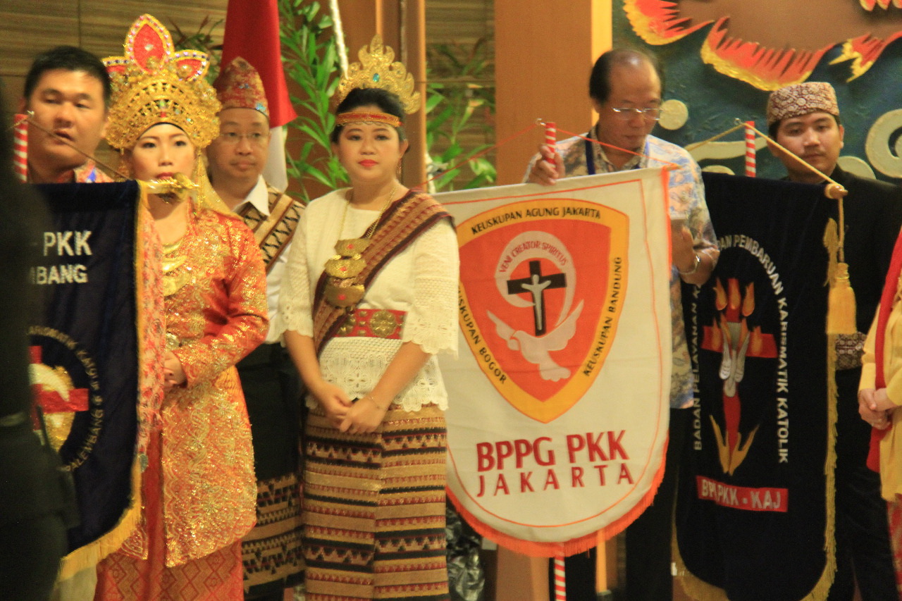 Defile pembawa vandel dari masing-masing kontingen.