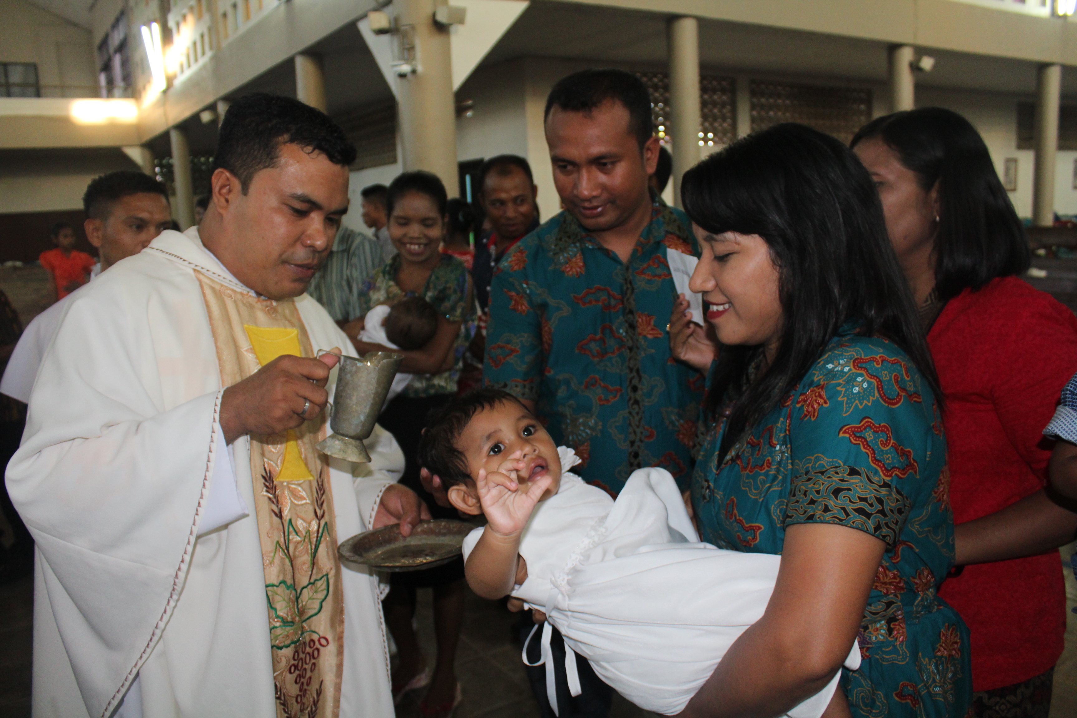 71 Anak Terima Sakramen Baptis Di Gereja Katedral Atambua Ntt Sesawi Net