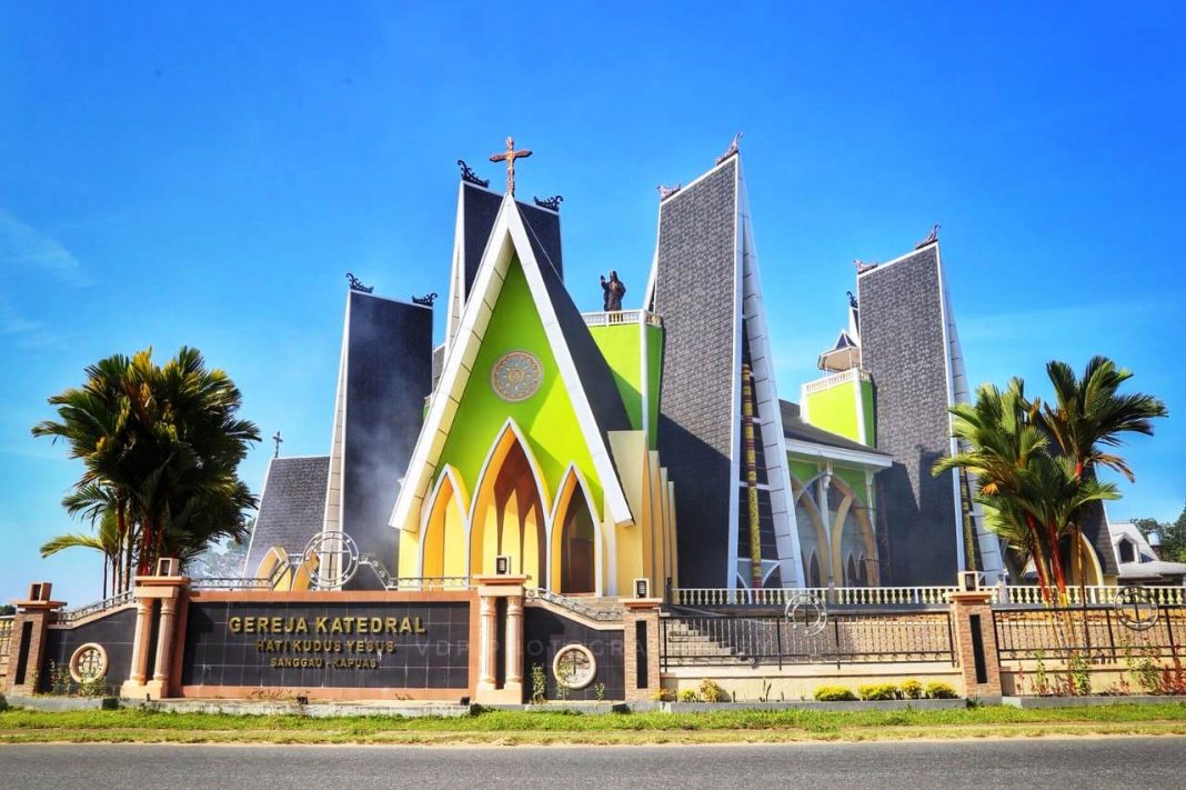 Video Gereja Katedral Hati Kudus Yesus Sanggau, Kalbar (4) | SESAWI.NET