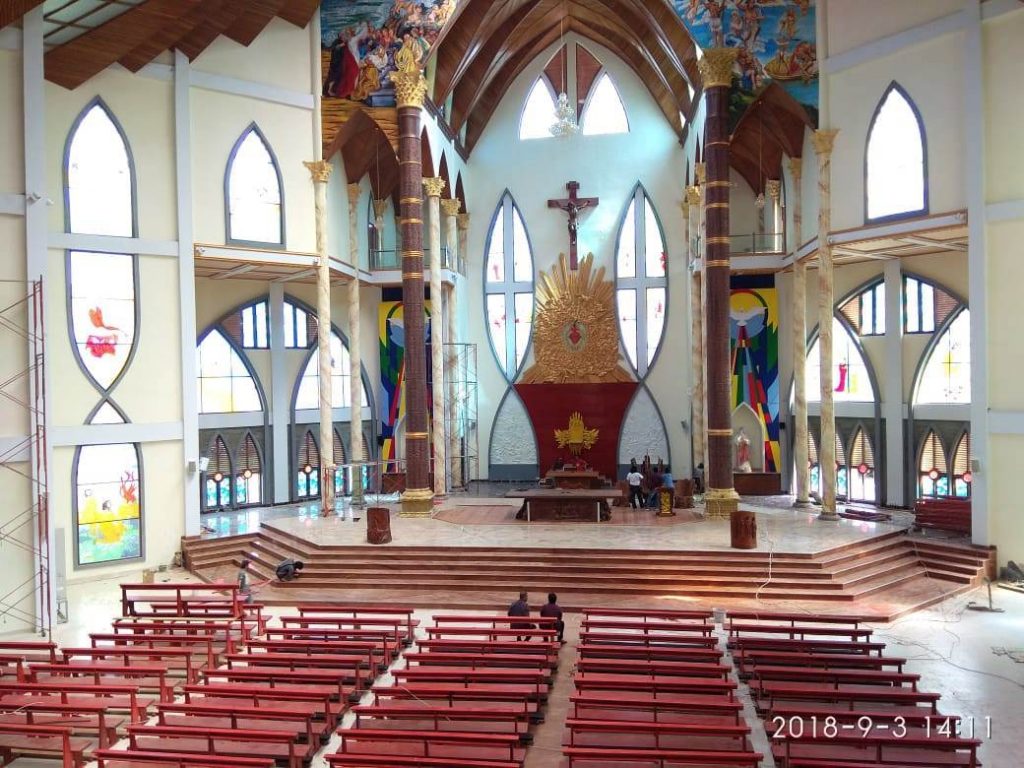 Melihat Bagian Dalam Gereja Katedral Hati Kudus Yesus Di Keuskupan