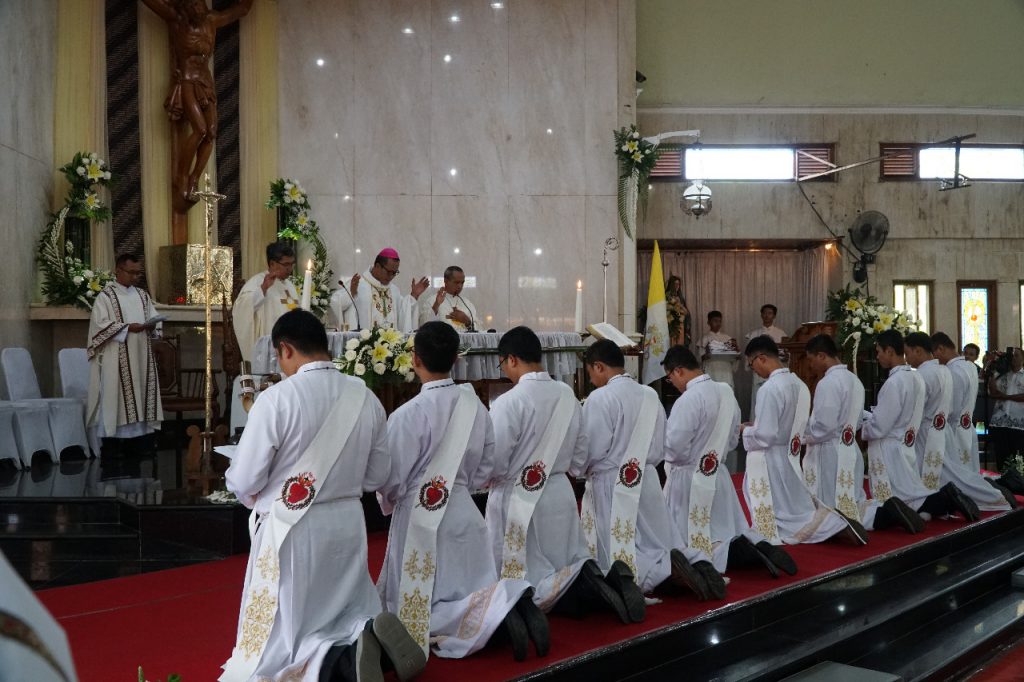 Tahbisan Imam: Sakramen Imamat Untuk Tiga Pastor Diosesan Baru ...