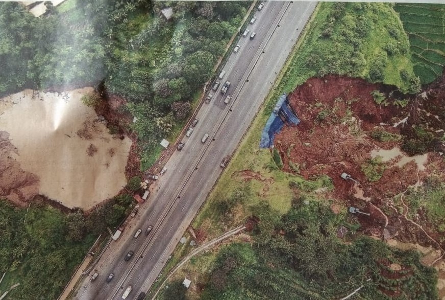 Meski Longsor Terjadi Dekat Bahu Jalan, Tapi Jalan Tol Tetap Aman