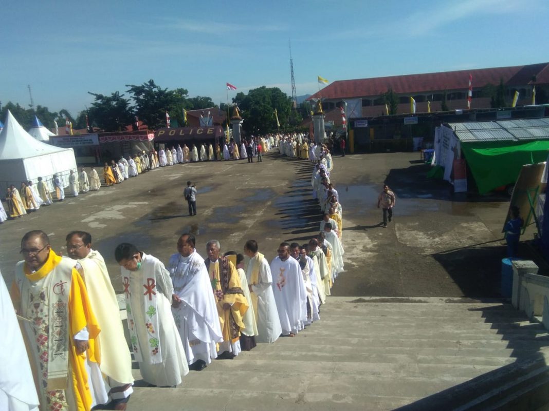 Prosesi Misa Tahbisan Uskup Keuskupan Ruteng Mgr Siprianus Hormat Sesawinet 3793