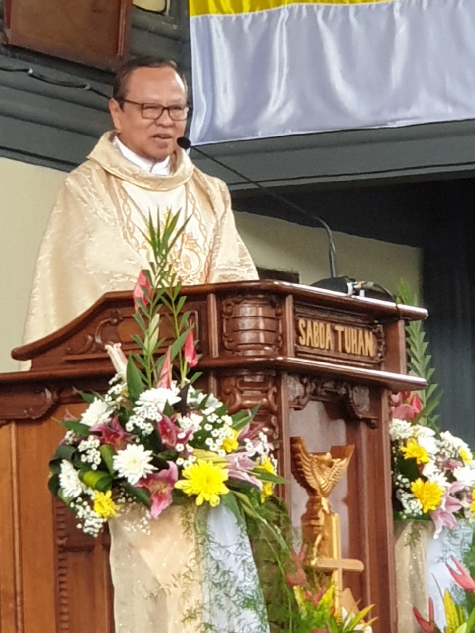 Penumpangan Tangan Dalam Misa Tahbisan Uskup Keuskupan Ruteng Mgr Siprianus Hormat Sesawinet 6141