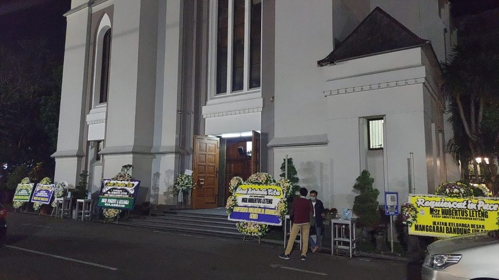 Jenazah Mgr Hubertus Leteng Diberangkatkan Ke Cengkareng Dan Diterbangkan Ke Ruteng Sesawinet 6184