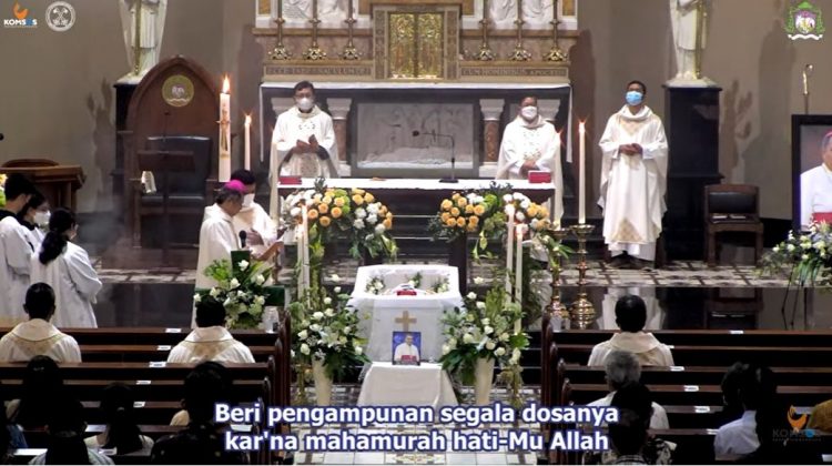 Empat Imam Antar Jenazah Mgr Hubertus Leteng Ke Ruteng Sesawinet 2342
