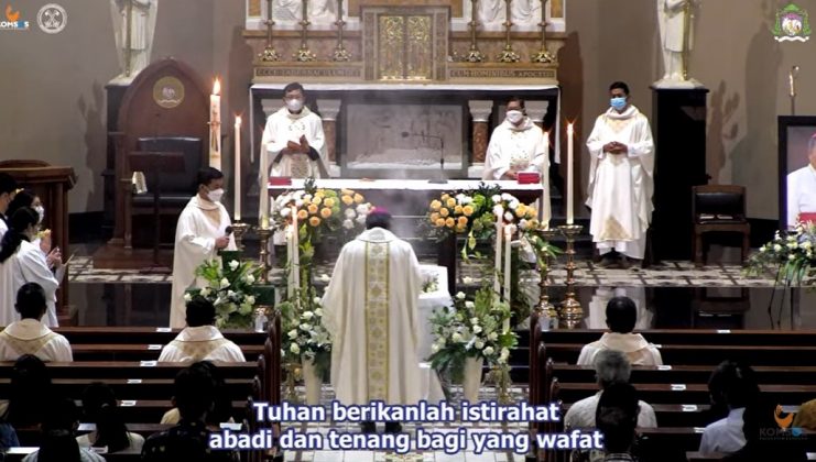 Empat Imam Antar Jenazah Mgr Hubertus Leteng Ke Ruteng Sesawinet 1811