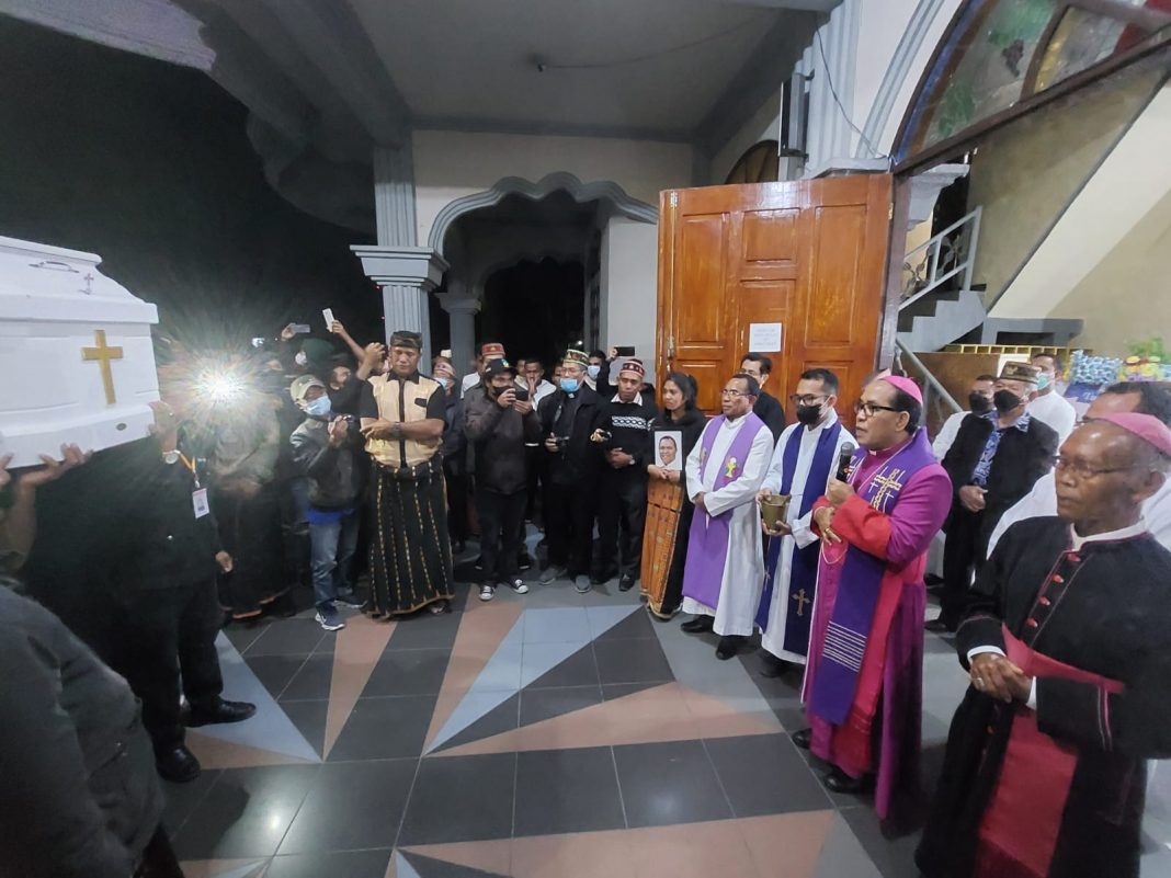 Gereja Katedral St Maria Assumpta Ruteng Saksi Limpah Cinta Dan Hormat Umat Pada Mgr Hubertus 3898