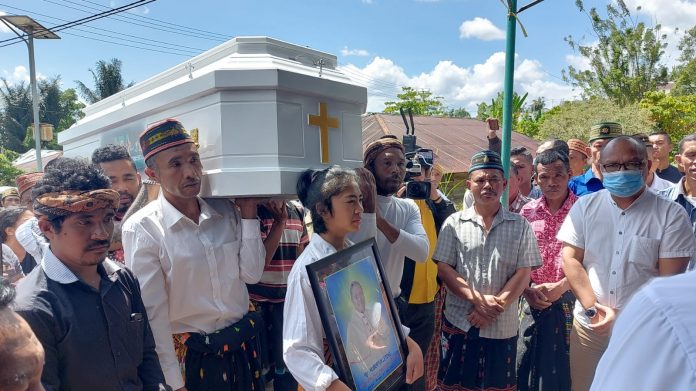 Jenazah Mgr Hubertus Leteng Dibawa Ke Taga Untuk Disemayamkan Di Rumah Keluarga Sesawinet 5786